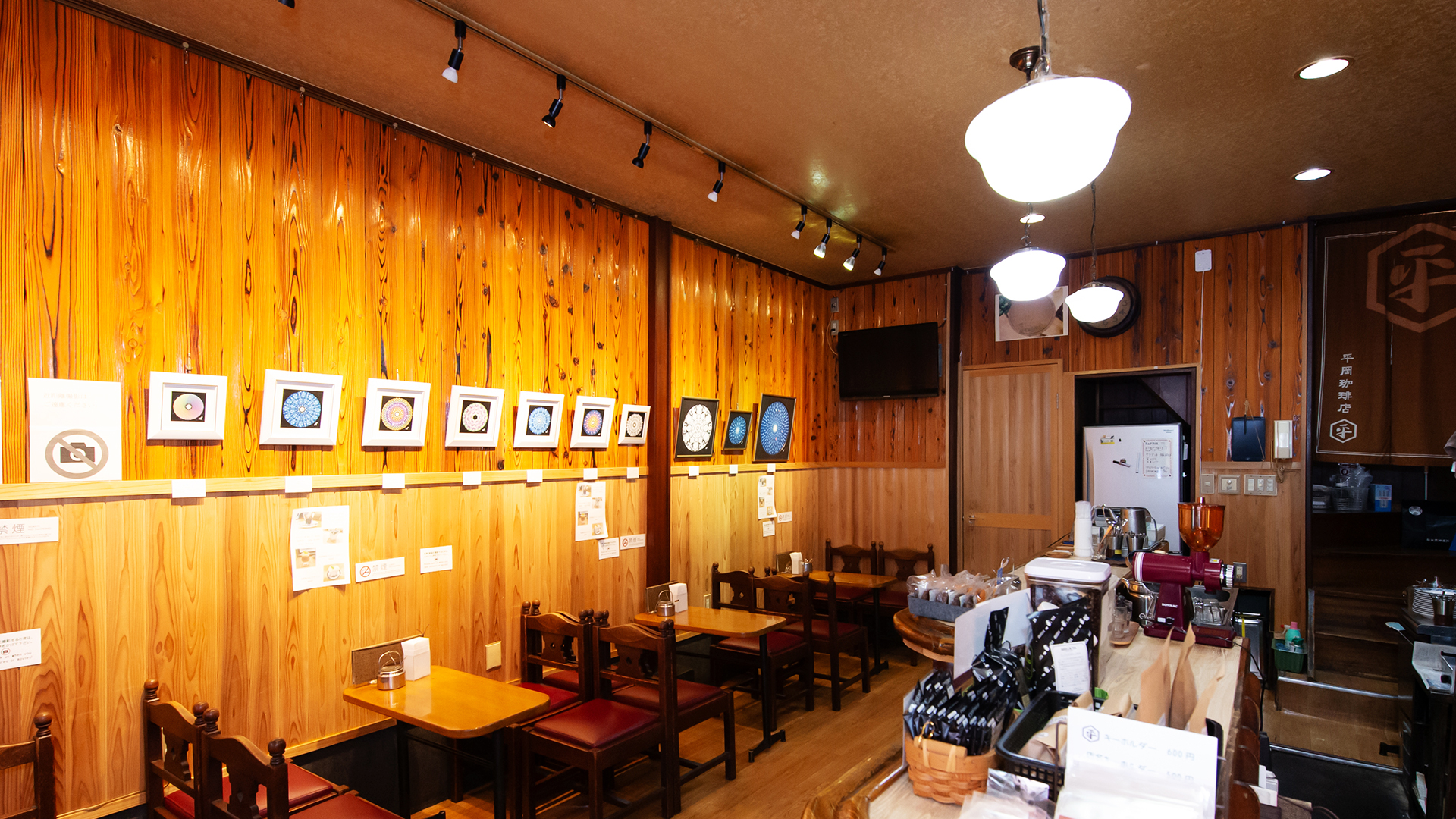 大阪市中央区瓦町の自家焙煎珈琲と自家製ドーナツが人気の老舗喫茶店・カフェ 平岡珈琲店